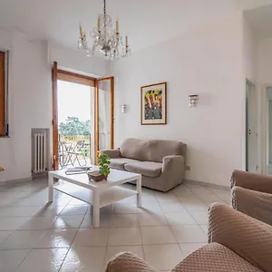 Comfy Flat Steps Away From Station! Appartamento